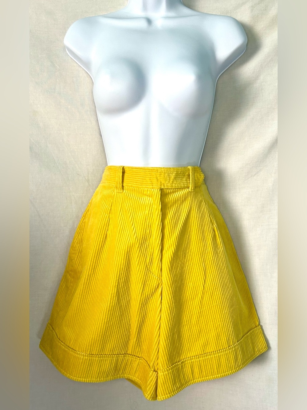 Oscar de la Renta Retro Yellow Corduroy High Waist Shorts, Size 8 - Picture 3 of 13